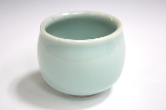 柳瀬美術店 / 三浦小平二「青磁染付水牛ぐい呑」共箱[MIURA Koheiji]Sake cup