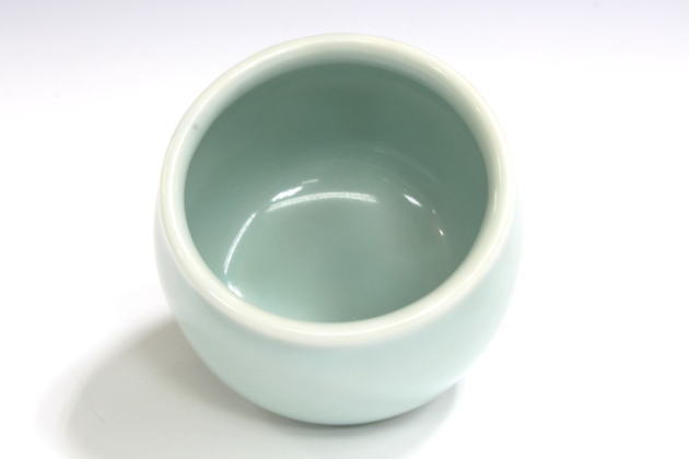 柳瀬美術店 / 三浦小平二「青磁染付水牛ぐい呑」共箱[MIURA Koheiji]Sake cup